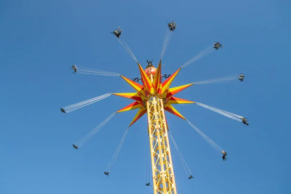 Kouvola, Finlande - 18 mai 2019 : Ride Star Flyer en mouvement sur fond de ciel dans le parc d'attractions Tykkimaki — Photo