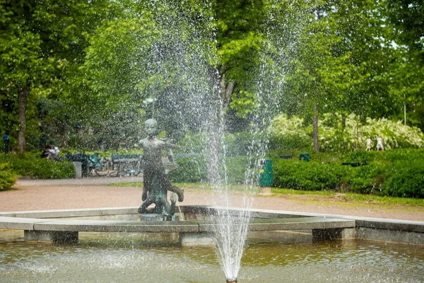 Fuente y escultura en el parque Jaakonpuisto, Kouvola Finlandia — Foto de Stock