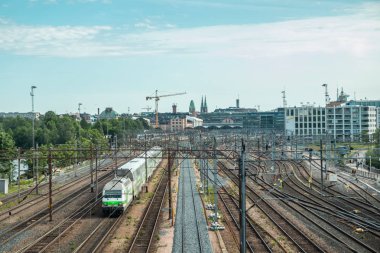 Helsinki,Finlandiya - 12 Haziran 2019: Helsinki tren istasyonu Wiew. Tren istasyondan kalkıyor