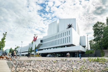 Helsinki, Finlandiya - 12 Haziran 2019: Helsinki City Park'taki Toolo koyu, Finlandia Hall kongre ve etkinlik mekanı