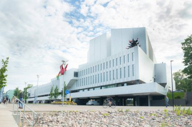 Helsinki, Finlandiya - 12 Haziran 2019: Helsinki City Park'taki Toolo koyu, Finlandia Hall kongre ve etkinlik mekanı