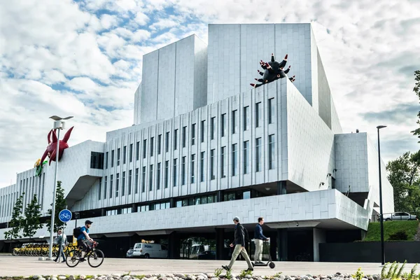 Helsinki, Finland - June 12, 2019: Toolo bay in the City Park in Helsinki, Finlandia Hall congress and event venue — Stock Photo, Image