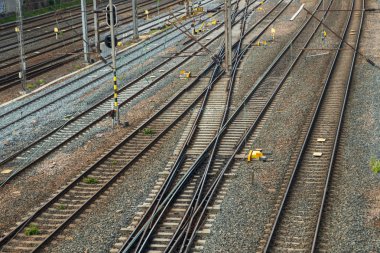 Yaz günlerinde Helsinki, Finlandiya'da tren rayları.