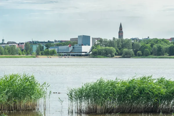 ヘルシンキ、フィンランド - 2019年6月12日:ヘルシンキのシティパークのトーロ湾、フィンランドホールの会議やイベント会場は、水の向こう側に見ることができます — ストック写真