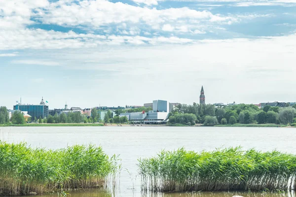 芬兰赫尔辛基 - 2019年6月12日：在赫尔辛基城市公园的Toolo湾，芬兰大厅大会和活动场地可以看到在水对面 — 图库照片
