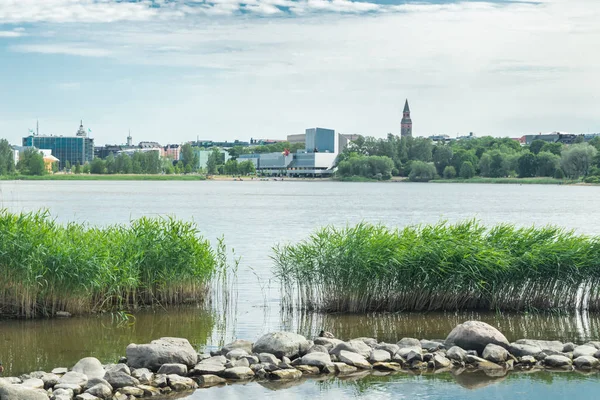 Helsinky, Finsko – 12. červen 2019: Toolo Bay v městském parku v Helsinkách, sjezdu Finlandia Hall v hale a kde se konají akce — Stock fotografie