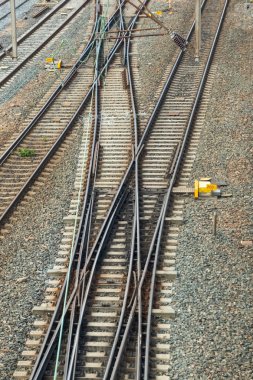 Yaz günlerinde Helsinki, Finlandiya'da tren rayları.