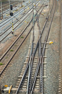 Yaz günlerinde Helsinki, Finlandiya'da tren rayları.