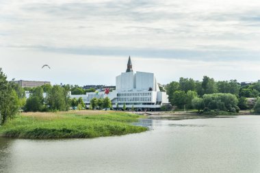 Helsinki, Finlandiya - 12 Haziran 2019: Helsinki'deki City Park'taki Toolo koyu, Finlandia Hall kongre ve etkinlik alanı su üzerinde görülebilir