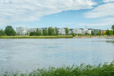 Toolo Körfezi City Park, Helsinki, Finlandiya. Su karşısında yeni konut binaları vardır