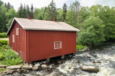 Jokelanjoki nehri üzerindeki eski değirmen, baraj ve eşik, Kouvola, Finlandiya