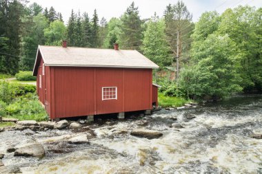 Jokelanjoki nehri üzerindeki eski değirmen, baraj ve eşik, Kouvola, Finlandiya