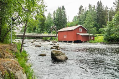 Jokelanjoki nehri üzerindeki eski değirmen, baraj ve eşik, Kouvola, Finlandiya