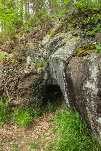 Un bache glaciar en una roca cerca del río Jokelanjoki, Kouvola, Finlandia — Foto de Stock