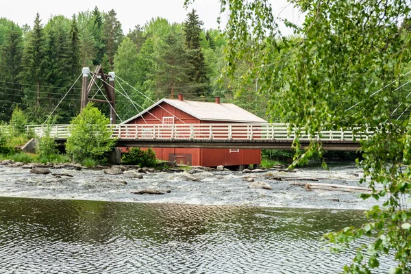 Старая мельница, плотина и порог на реке Джокеланйоки, Коувола, Финляндия — стоковое фото