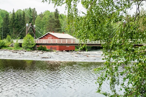 Старая мельница, плотина и порог на реке Джокеланйоки, Коувола, Финляндия — стоковое фото