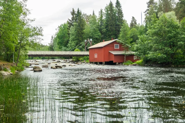 Старая мельница, плотина и порог на реке Джокеланйоки, Коувола, Финляндия — стоковое фото