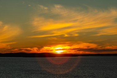 Tampere, Finlandiya'da Nasijarvi Gölü üzerinde bulutlar ile güzel gün batımı