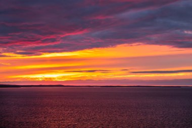 Tampere, Finlandiya'da Nasijarvi Gölü üzerinde bulutlar ile güzel gün batımı