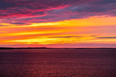 Tampere, Finlandiya'da Nasijarvi Gölü üzerinde bulutlar ile güzel gün batımı