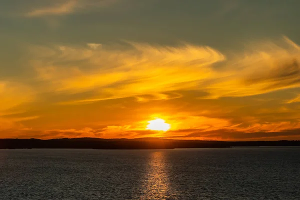 Hermosa puesta de sol con nubes sobre el lago Nasijarvi en Tampere, Finlandia — Foto de Stock