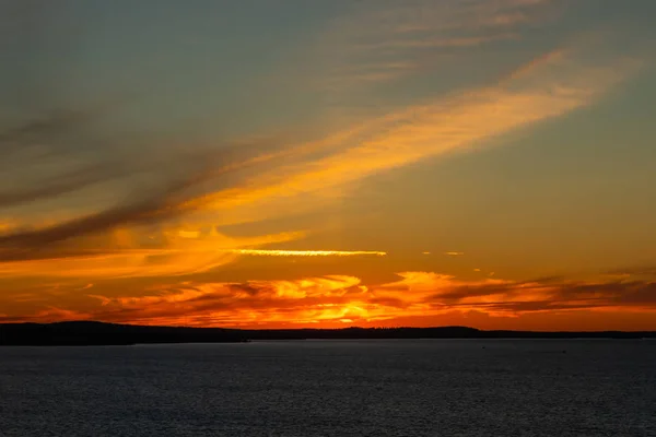Beau coucher de soleil avec des nuages sur le lac Nasijarvi à Tampere, Finlande — Photo