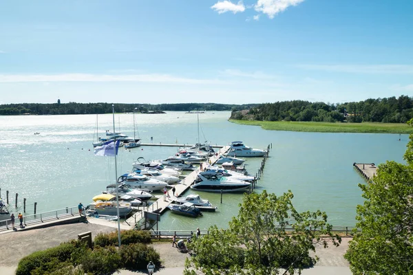 Naantali, Finlandia - 28 de junio de 2019: El puerto de barcos de vela en el día de verano, vista superior . — Foto de Stock