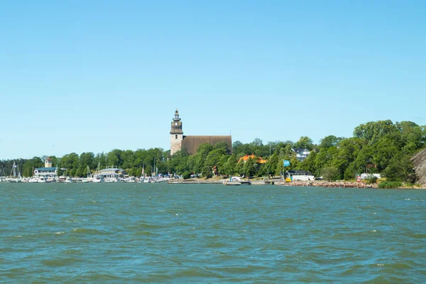 Naantali, Finlandia - 28 giugno 2019: Veduta dal mare del porto di Naantali e della chiesa medievale in pietra nella soleggiata giornata estiva, Finlandia — Foto Stock