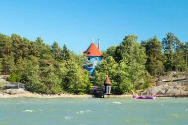 Naantali, Finlandiya - 28 Haziran 2019: Güneşli yaz gününde Moomin dünyasını park etmek için denizden manzara, Naantali, Finlandiya