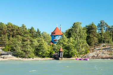 Naantali, Finlandiya - 28 Haziran 2019: Güneşli yaz gününde Moomin dünyasını park etmek için denizden manzara, Naantali, Finlandiya
