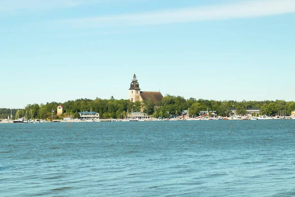 Naantali, Finlandia - 28 giugno 2019: Vista dal porto di Kultaranta a Naantali e chiesa medievale in pietra nella soleggiata giornata estiva . — Foto Stock