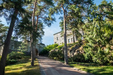 Naantali, Finlandiya - 28 Haziran 2019: Kultaranta, Finlandiya Cumhurbaşkanı'nın resmi yazlık konutu. Bayrak çekildi - Başkan orada.