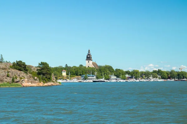 Naantali, Finsko – 28 červen, 2019: pohled z moře v přístavu Naantali a středověký kamenný kostel za slunného letního dne, Finsko — Stock fotografie