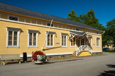 Naantali, Finlandiya - 28 Haziran 2019: Naantali'nin tarihi mahallesinde güneşli yaz günü