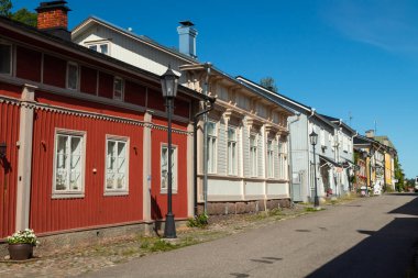 Naantali, Finlandiya - 28 Haziran 2019: Naantali'nin tarihi mahallesinde güneşli yaz günü