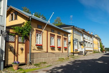 Naantali, Finlandiya - 28 Haziran 2019: Naantali'nin tarihi mahallesinde güneşli yaz günü