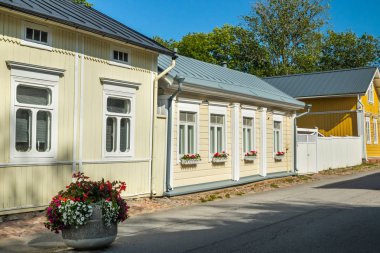 Naantali, Finlandiya - 28 Haziran 2019: Naantali'nin tarihi mahallesinde güneşli yaz günü