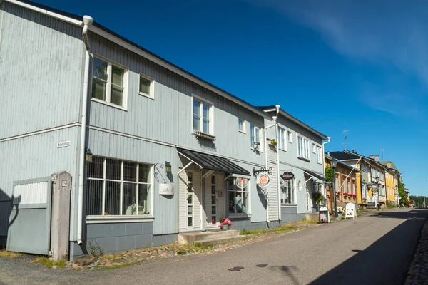 Naantali, Finlandiya - 28 Haziran 2019: Naantali'nin tarihi mahallesinde güneşli yaz günü