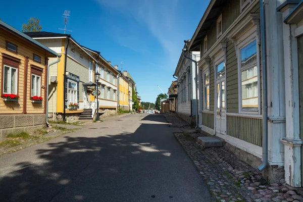 Naantali, Finlandiya - 28 Haziran 2019: Naantali'nin tarihi mahallesinde güneşli yaz günü