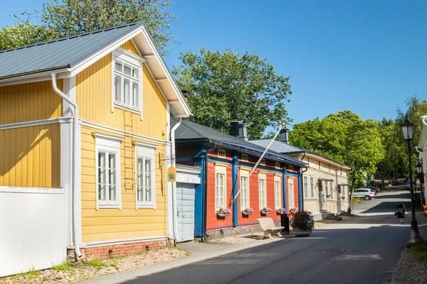 Naantali, Finlandiya - 28 Haziran 2019: Naantali'nin tarihi mahallesinde güneşli yaz günü