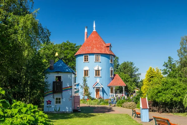 Naantali, Finlandiya - 28 Haziran 2019: Moominhouse park Moominworld güneşli yaz gününde.