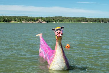 Naantali, Finlandiya - 28 Haziran 2019: Güneşli yaz gününde Park Moominworld'de Booble Edvard.