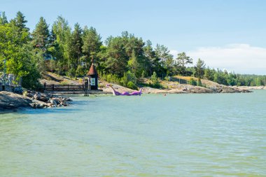 Naantali, Finlandiya - 28 Haziran 2019: Güneşli yaz gününde park Moominworld'de Yıkanan kulübe ve Edvard the Booble.