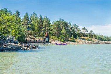 Naantali, Finlandiya - 28 Haziran 2019: Güneşli yaz gününde park Moominworld'de Yıkanan kulübe ve Edvard the Booble.