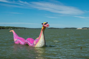 Naantali, Finlandiya - 28 Haziran 2019: Güneşli yaz gününde Park Moominworld'de Booble Edvard.
