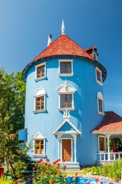 Naantali, Finlandiya - 28 Haziran 2019: Moominhouse park Moominworld güneşli yaz gününde.