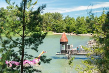 Naantali, Finlandiya - 28 Haziran 2019: Güneşli yaz gününde park Moominworld'de Yıkanan kulübe ve Edvard the Booble.