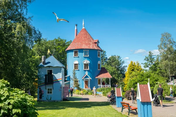 Naantali, Finlandiya - 28 Haziran 2019: Moominhouse park Moominworld güneşli yaz gününde.