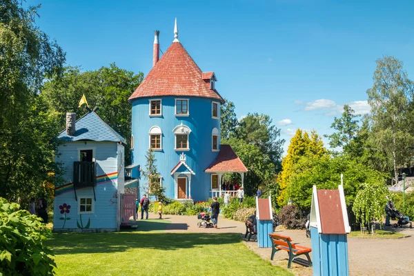 Naantali, Finlandiya - 28 Haziran 2019: Moominhouse park Moominworld güneşli yaz gününde.