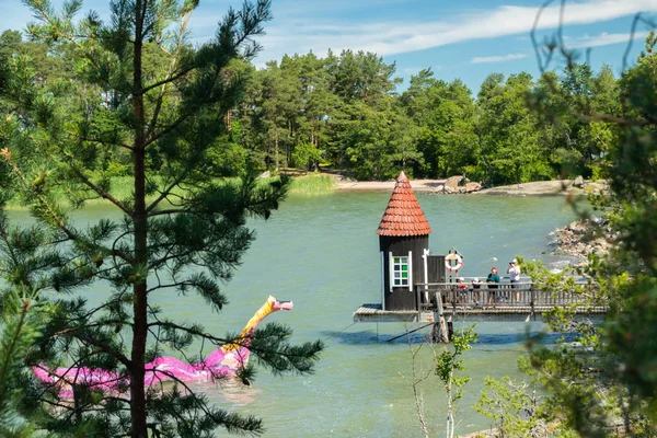 Naantali, Finnland - 28. Juni 2019: Badehütte und edvard the booble im Park Muminworld bei sonnigem Sommertag. — Stockfoto